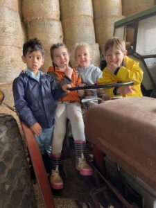 62_les_canetons_sur_le_tracteur